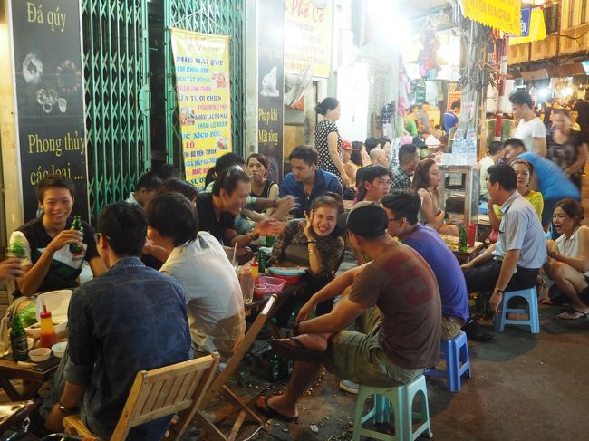 少し休んで夕飯を食べに早速夜のハノイの街へと繰り出します。<br />ただ今夜の22時。<br />でもこの人　人　人〜〜〜！！<br />土曜日の夜だからかな？<br /><br />会社の飲み会風の人たちもいて、観光客や地元の人たちみんなが座って飲んで騒いで楽しそう！！！^0^