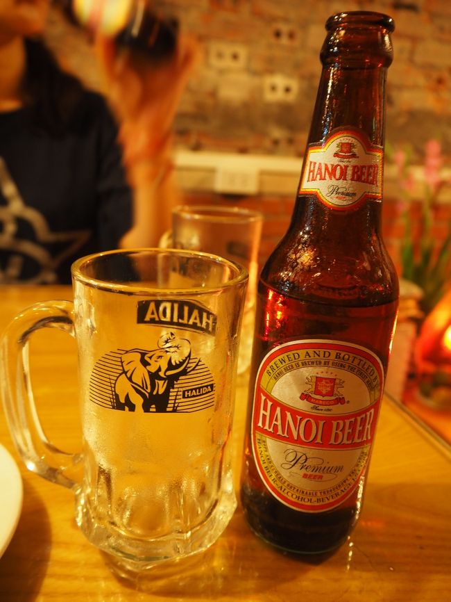 まずはベトナムの地ビールで乾杯っ！！<br />飲みやすくて美味しい〜〜♪♪<br />HANOI BEER 最高。