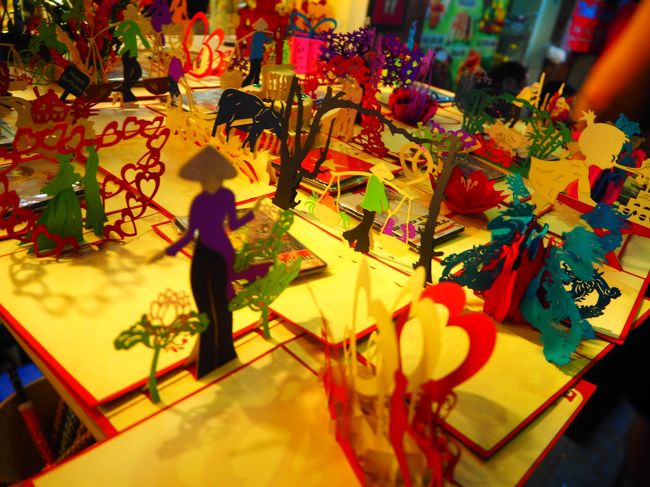 土日の夜は旧市街で夜市がやっているとのことだったので、寄ってみることに！<br /><br />旦那がBD近いので、BIRTHDAY CARDを探しに♪♪<br /><br />この飛び出すカードめちゃくちゃ可愛い〜〜！<br /><br />買ったらきちんと一枚ずつ透明な袋に入れてくれるからプレゼントにもいいよ！