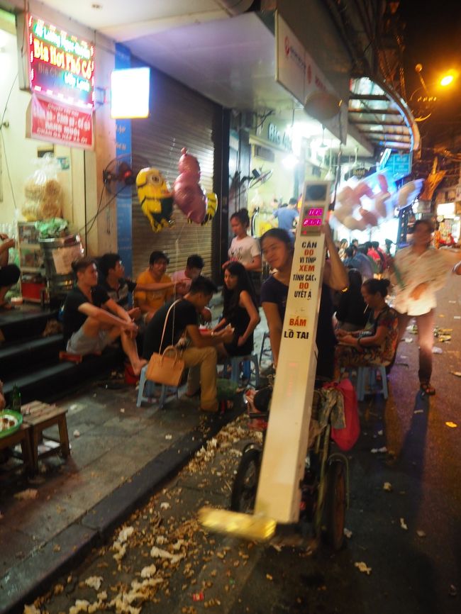 なぜか身長体重計を持った女性が！<br />しかもお店でお客さんが自分の身長体重を測ったりしていたの。。笑<br /><br />面白い〜〜<br /><br />さてっ、明日からハノイ街歩き楽しむぞ！！<br />ホテルに戻りまーす☆