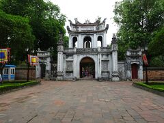 まずは文廟へ。
ベトナムで最も古い大学の跡。
門をくぐります。