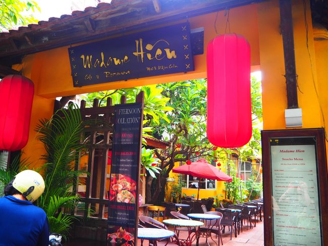 ランチは、友達に教えてもらった「マダム・ヒエン」へ。<br />ここは古き良き年代のフレンチヴィラを改装したベトナム料理店。<br /><br />開店は11時から。<br /><br />ハノイのいい意味でごちゃごちゃした街並みにふっとこのレストランが現れる。<br /><br />ここだけハノイの喧騒から外れたみたいな特別な空間。