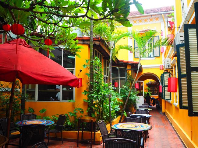 この色使い。たまらない！！<br /><br />黄色い建物×緑の窓　の組み合わせをハノイではよく見ました。<br /><br />この静けさと外の喧騒とのギャップがたまらない。