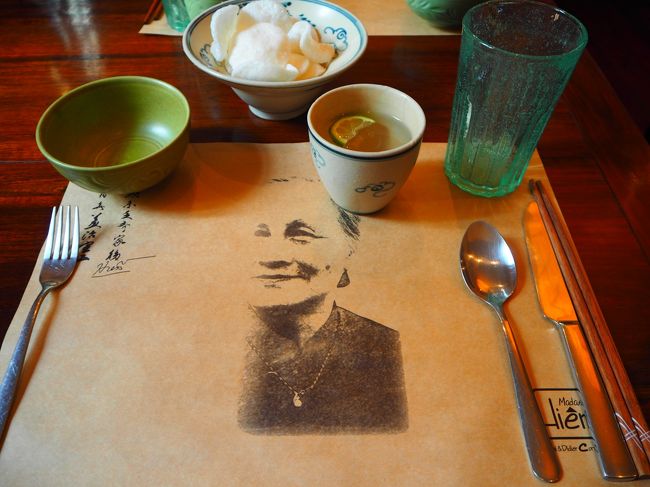 紙ナフキンもおしゃれ。<br />マダムヒエンさんかな？？<br /><br />お通しにえびせんとレモングラス？のお茶。