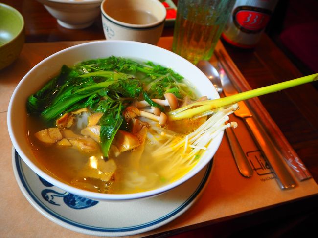 そして、ベトナムといえばもちろん「フォー」！！<br /><br />鶏のレバーとレモングラスがきいたあっさり味の美味しいフォー。<br />ここに薬味をいれるとさらに味が変わって美味しくなります。<br /><br />ゆっくり味わいたい上品な味。