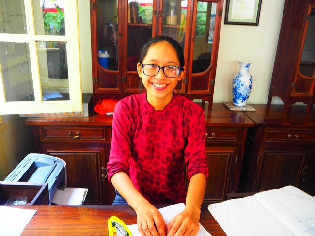 笑顔がとってもキュートなスタッフのお姉さん。<br /><br />この笑顔にお腹いっぱい、心もほっこり。