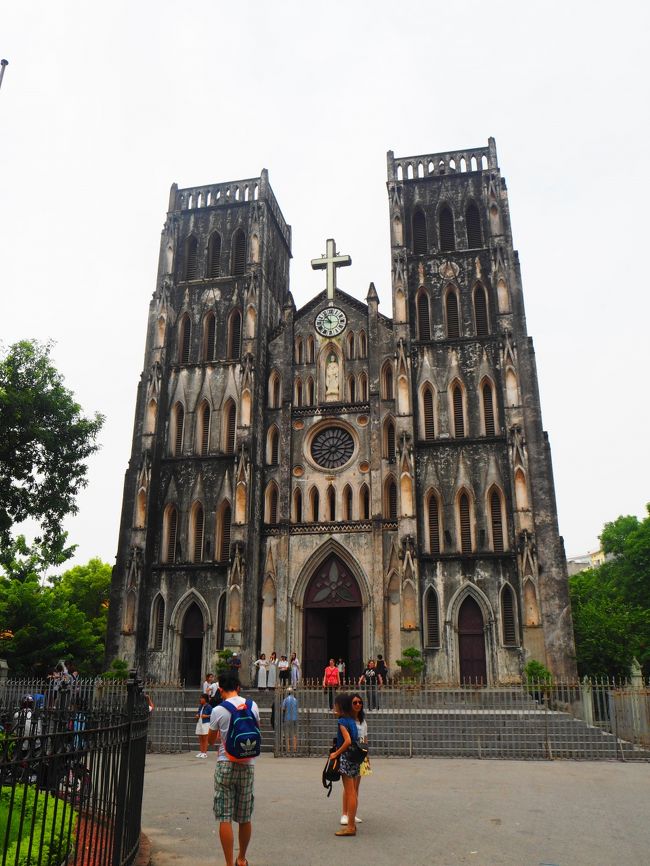 マダムヒエンから歩いてすぐの場所にはハノイ大教会。<br /><br />100年以上前に建てられてから、ずっとハノイのランドマーク的存在。<br /><br />