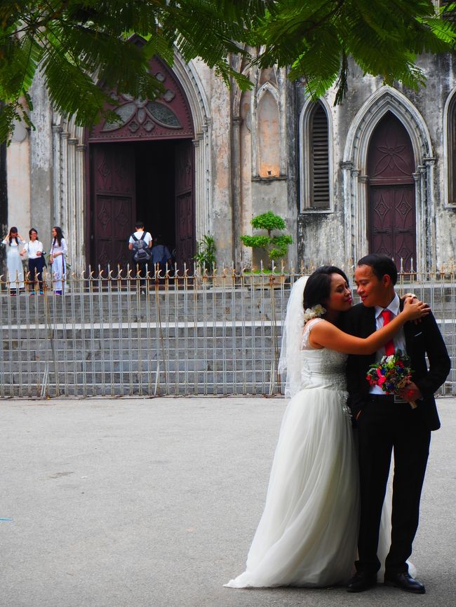 教会前で結婚式のフォトを撮っているカップルが二組も！<br /><br />絵になる〜〜〜<br /><br />見ているこっちも幸せな気持ち。