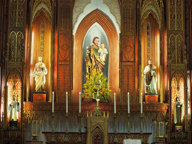 教会内は厳かな雰囲気。<br /><br />ちょうどミサが始まるところだったので、邪魔にならないようにそっと教会を後にします。