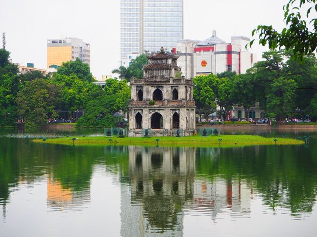 湖のど真ん中にあるのは「玉山祠」。<br /><br />聖人ラートーなどを祀った祠だそう。<br /><br />緑色の湖にこの祠が映えて美しい。