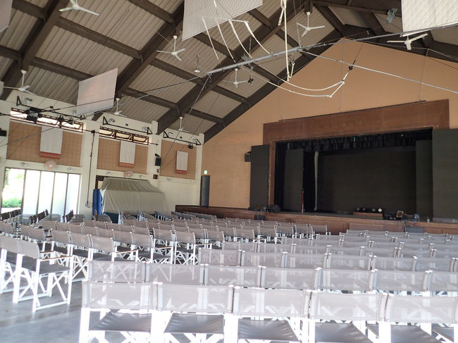 ここはシアター<br /><br />ＧＯたちが昼間はショーの練習してました。<br /><br />夜はここで何かしらのイベントがありますよ<br /><br />私たちはメインはバーｗ　なので、ここは一度も行ってませんｗ<br /><br /><br />そして…<br /><br />シュノーケリングボートトリップ<br /><br />ウィンドサーフィン<br /><br />マウンテンバイク<br /><br />は前日の夜スポーツインフォメーションデスク（場所はこのシアターの一角）<br /><br />にて予約が必要です！！<br /><br /><br />唯一悔やまれるのが、マウンテンバイクがやりたくて前日予約に行ったのですが、<br /><br />既にいっぱいということで泣く泣く諦めました<br /><br />予約は早めに行って並んでくださいね〜。