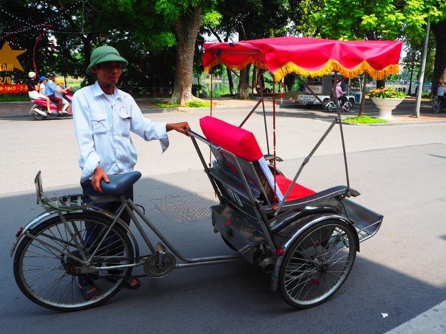 お次はハノイ名物「シクロ」に乗って1時間ハノイ旧市街を観光するぞ〜！<br /><br />このおじさんはとってもいい人でしたが、人によってはぼったくりもあるので値段交渉は絶対に必要です！<br />ネット情報によると相場は2人で1時間900円みたいです。<br />この時も大体それくらいの値段でした。