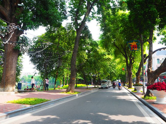 さあ、シクロにのって市内観光へGO〜〜〜〜〜！！<br /><br />道路の真ん中を風を感じながらシクロに乗るのは最高！<br /><br />人によってはシクロはぼったくられるから乗らない方がいい、という方もいますが頑張って交渉するだけの価値はあると思います。<br /><br />どうしてもぼったくろうとする人がいたら、違う人のに乗ればいいわけだしね。<br /><br />値段交渉も旅の醍醐味！