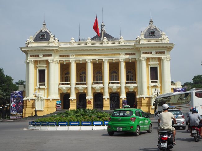 まず連れて行ってくれてのはオペラ座。<br /><br />堂々たるこの姿。<br /><br />夜のオペラ座はライトアップされてきれいなんだろうな〜