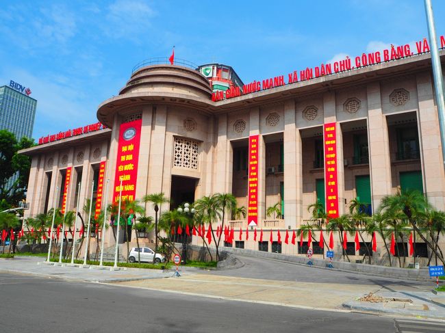 続いてここ！<br /><br />・・・どこだと思いますか？<br /><br />そう、ハノイの銀行！<br />派手派手な外観。<br /><br />ベトナムは国旗も赤ですが、その影響か街にも赤が多かった。