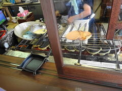 温泉神社近くで手焼きの煎餅屋さんを発見。「遠江屋本舗」。