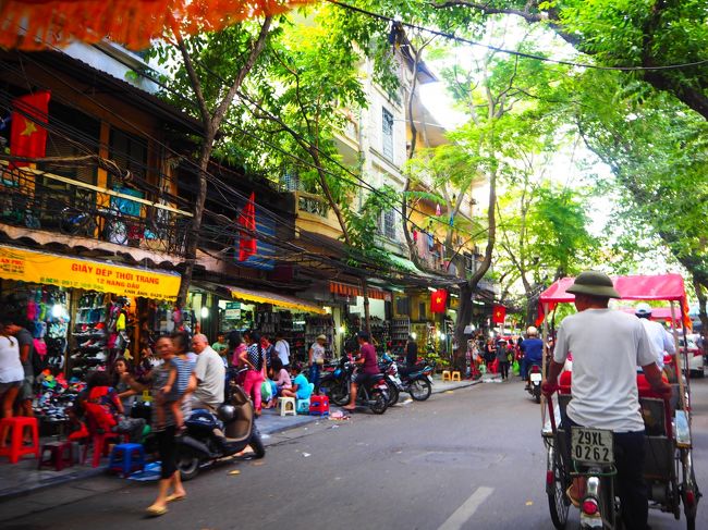 ハノイは緑がかなり多い。<br /><br />この緑とカラフルな建物がなんともいえない美しい街並みを作り出している。<br /><br />東南アジアの街並みも結構見てきたけど、人々の生活感があるのにきれいだなぁって感じたのはハノイが初めてかもしれない。