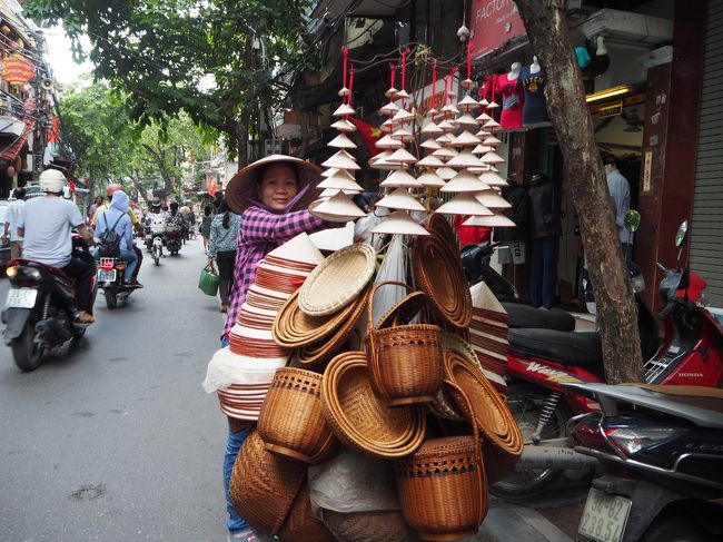 小さい笠を売る女性。<br /><br />物売りも聞いていたより全然しつこくありませんでした。<br /><br />友達が買って帰るか真剣に悩んでいた（笑）