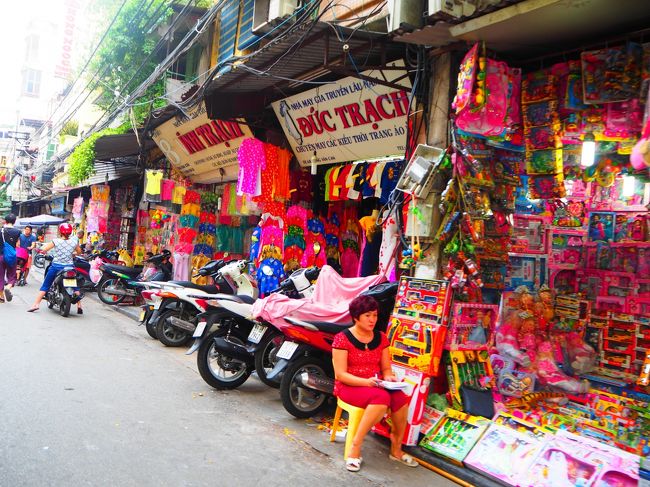 おもちゃ通り。<br /><br />所狭しと商品が並ぶ！これぞアジア☆★