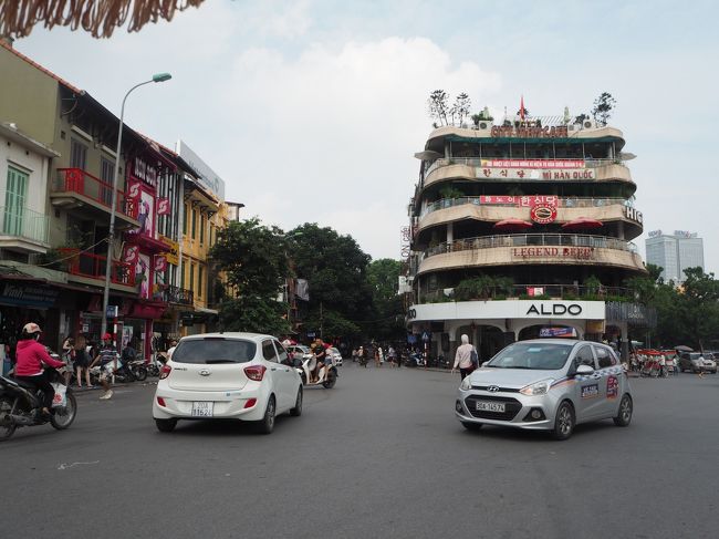 1時間経って、またホアンキエム湖まで戻ってきました。<br /><br />夕飯はこの正面のビルの5階にある「Cau Go」に行きます♪<br /><br />ホアンキエム湖が一望できる絶景レストラン。<br /><br />わくわく＾＾