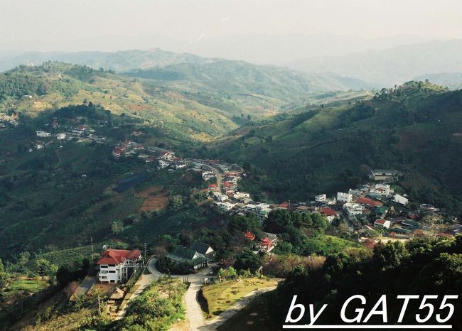 山奥の田舎町メーサロンへ。<br />チェンライからメーサイ行きのバスに乗り途中のBanan-Pazaanで下車。<br />そこからソンテウに乗ってメーサロンを目指しますが昼頃は乗合い客がいなくてチャーター（２００B）するはめに。<br />山道急カーブの連続で久しぶりに車酔いゲロゲロ、町には40分前後で到着。<br />涼しくて居心地が良い田舎町です。<br /><br />山の上にあるWatからメーサロンの町を望む。<br />階段は非常に疲る。
