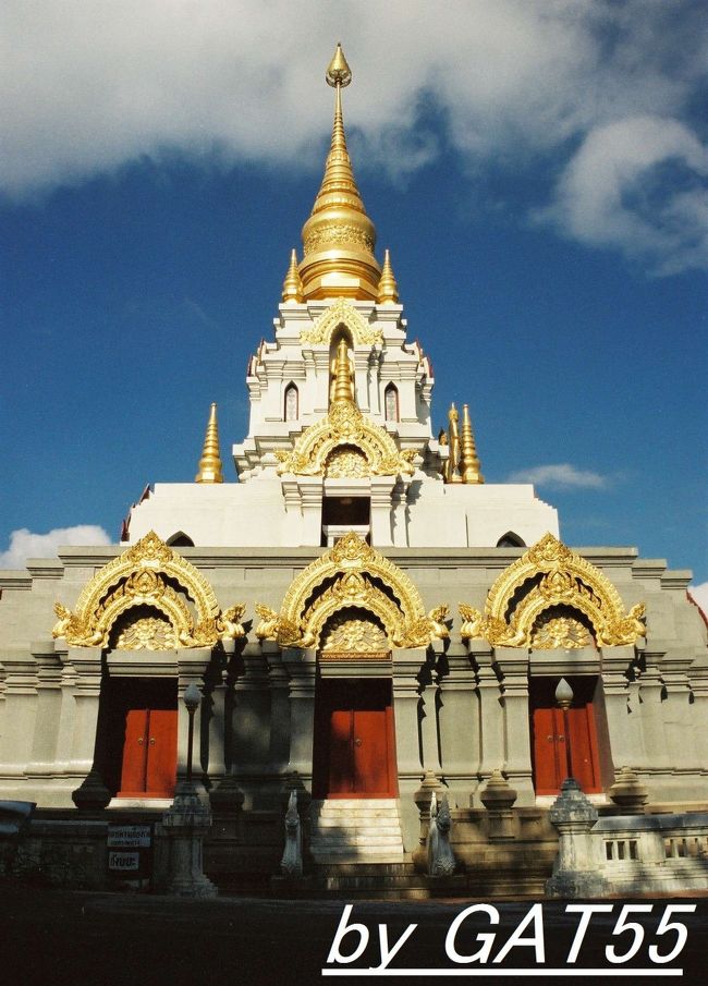 山の上にあるワット。<br />新しいです。