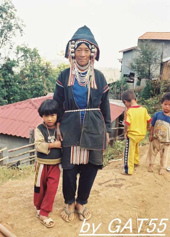 アカ族のオバサンと子供たち。<br />〜アカ語を少し紹介〜<br />グラフマラー＝こんにちわ<br />グラフマデー＝ありがと<br />アシャニ＝いくら<br />ヨカ＝高い<br />ヨク＝美味しい<br />オイマデ＝さよなら<br />ティジェマクー＝マイペンライ<br /><br />間違っていたらゴメンナサイ！