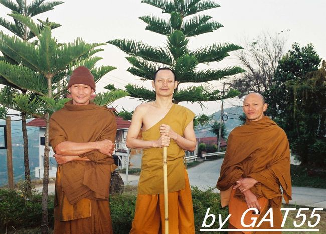 ワットから下るとお坊さんがたむろしていた。