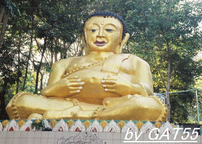 次の日、国境の町メーサイへ移動。<br />ソンテウで山を下りバスに乗り換えメーサイへ。<br />国境貿易で栄えるメーサイ、意外と街でした。<br />ポッチャリ系の仏様発見。