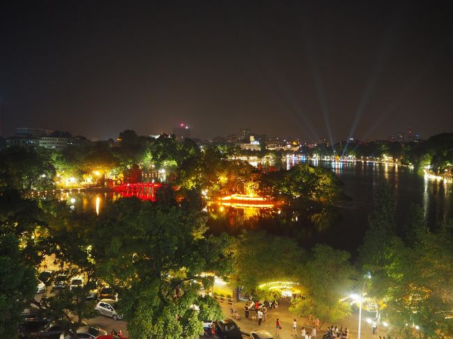 夜も更けてきて、ハノイの輝きが一層増す時間帯に。<br /><br />レストランのテラス席から見えるホアンキエム湖もライトアップされてより美しく輝きを増す。<br /><br />ずっと眺めていられる景色。<br /><br />中の席よりはもちろん暑いけど、それよりもこの景色と喧騒に囲まれての夕飯が素敵だよね。