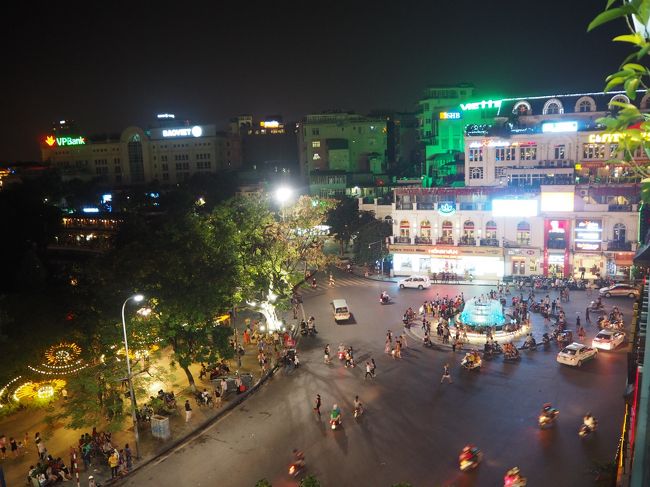 右側を見れば、建物も美しくライトアップされている。<br /><br />湖の周りにはまあるく円を作って何かをしている集団がいた。<br />何をしていたのかな？？<br /><br />にぎやかなクラクションが鳴り響き、にぎやかで楽しい雰囲気！<br />