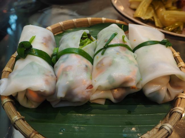 そして一番のヒットはこれ！！<br /><br />春巻きの中に肉と海老が入ってるの。<br />これがまたジューシーで、肉の甘みが噛めば噛むほどじゅわっと出てきて、一緒に入っている海老と香草と相まって最高の味に。<br /><br />うまく伝わらないので、とにかくハノイに来たら一度食べてみてください！！！笑