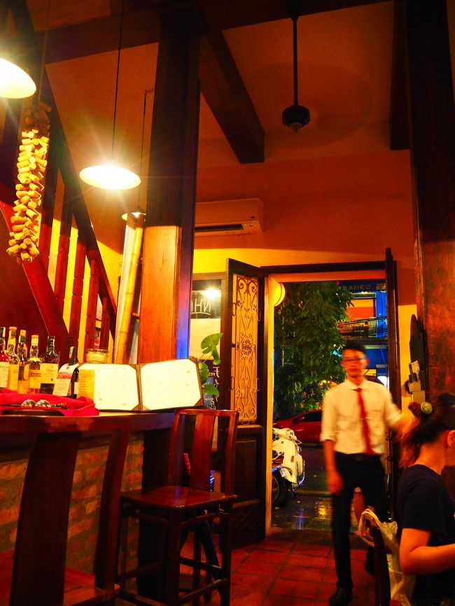 3日目はハロン湾に行ったのですが、それはまた別の旅行記で。<br /><br />ハロン湾観光後にまたハノイへと戻ってきました。<br /><br />今日の夕飯は、大教会近くのレストラン「ポルト・ダンナム」へ。<br /><br />ここは大教会の旧寄宿舎だった一軒家を改装したレストラン。<br /><br />ほの暗い明りで雰囲気があって素敵です。<br /><br />