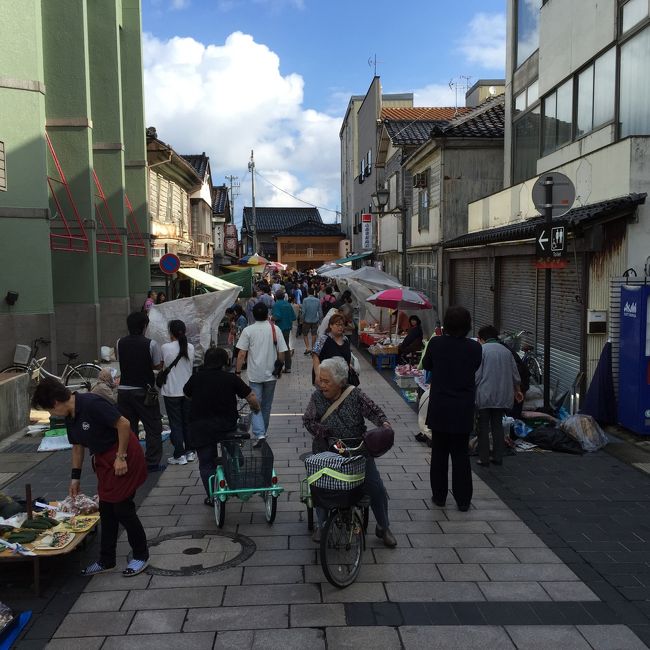 チェックアウトし、一路輪島へ向かいます。<br /><br />ドラマ「まれ」の影響で、かなり混み合っていると聞いたので、<br />朝食後すぐにチェックアウト。<br />急いでむかいました。<br /><br />７：３０に出発して、８；３０くらいに到着しました。<br />なんとか駐車場をゲット。