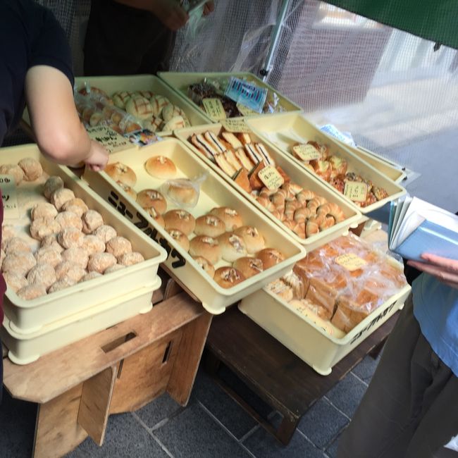 ここのパン、沢山の人が並んでました。