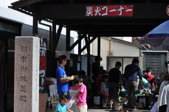 食材を買い、炭火で焼けるというサービス。