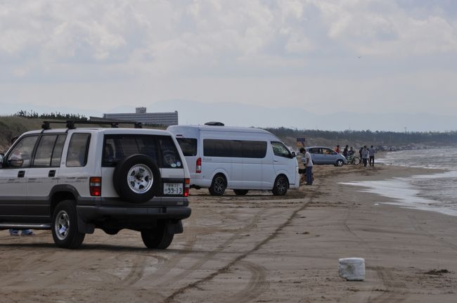 沢山の人が車を止めて遊んでおります。