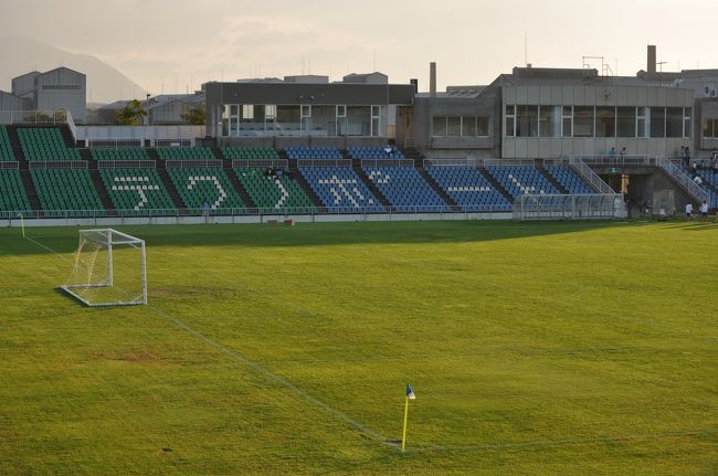 隣には、サッカースタジアムがあります。<br /><br />スポーツと密接な関係のためか、宿泊者もほぼ合宿で来ている<br />少年少女。