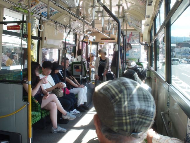 なんとなく和やかな雰囲気、休日のバス車内。