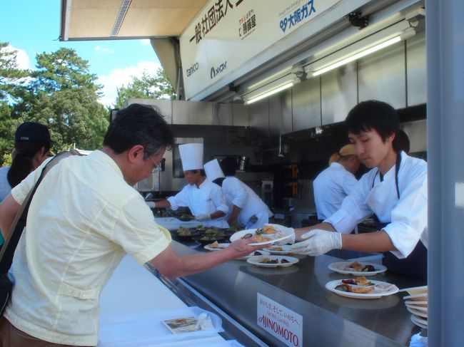 ０円食堂のキッチンカーのもっと大きい物で<br />シェフが作っております。<br />
