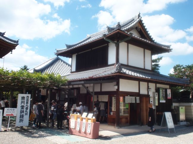 の横にある、お土産物屋さん。