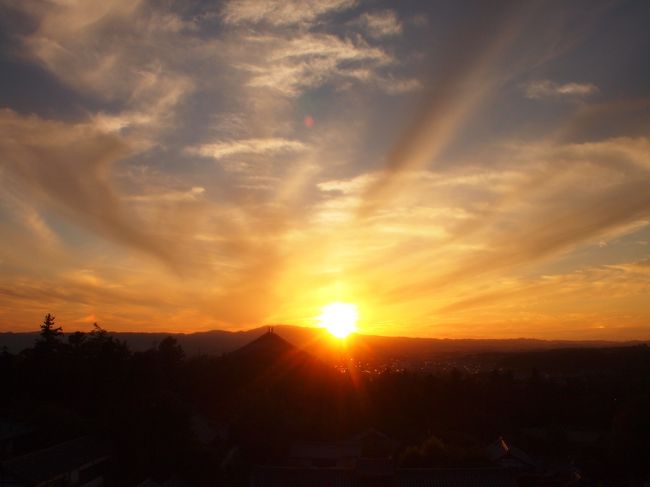 山の端にかかり、