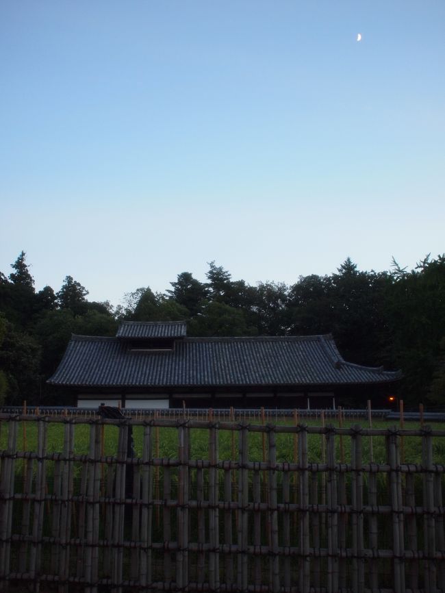 お寺の行事に使うお米だろうか。そして空には半月。