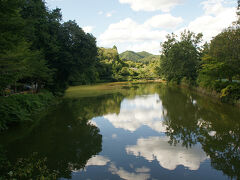 ●小倉池＠御髪神社界隈

神社の前には小倉池があります。
非常に穏やかな池。
空が反射しています。
