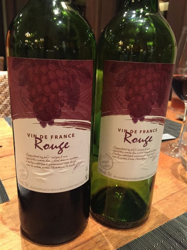 さすがに朝のアルコールはありませんが…ｗ<br /><br />お昼から沢山いただきました<br /><br />レストランでは一角にワイン（赤・白・ロゼ）が置いてあります<br /><br />ホントはスタッフに頼めば持ってきてくれますが…<br /><br />私たち、勝手にボトルごと持ってきてました(^_^;)