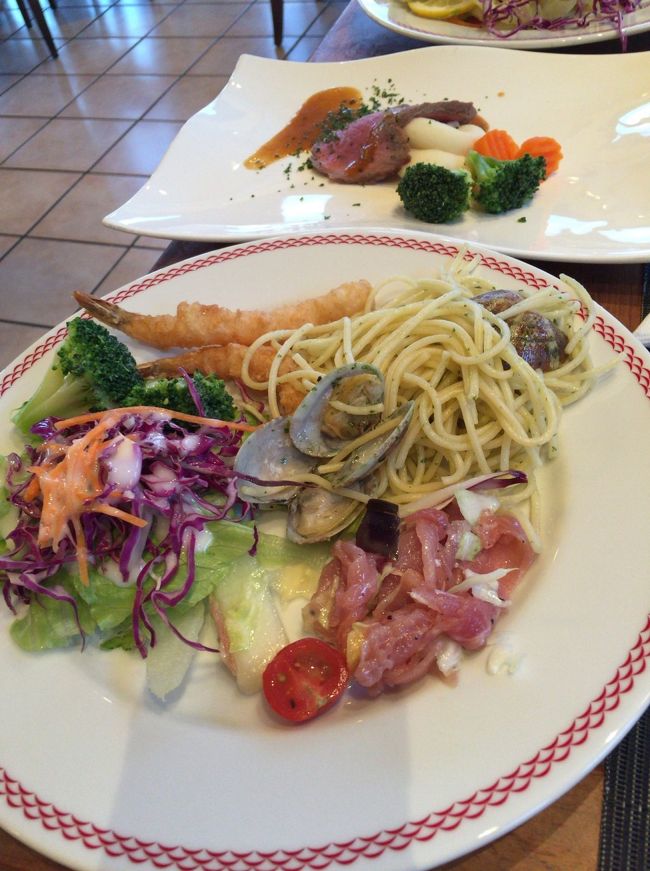 丸いお皿は自分の好きな料理を乗っけるんですが…<br /><br />ついつい沢山乗せすぎる傾向で…(^_^;)