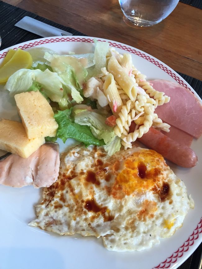 ゲストが沢山いるので目玉焼きなど一気に焼いててんこ盛りに置いてあります。<br /><br />海外では焼き方など聞いてくれるところが多いですがクラブメッドは残念ながら<br /><br />出来ないかも…。