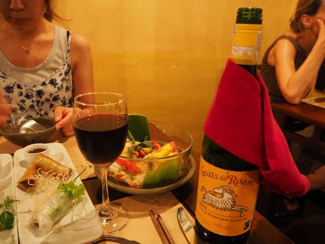 この日はベトナム産ワインも飲みました。<br /><br />ベトナム産ワインって珍しいですよね？？<br /><br />この前にビールも飲んでいたので二人でかなりいい気分になってます（笑）<br /><br />この後、Van Xuanでマッサージをしてもらってからホテルへ帰ったのですが、お酒×マッサージは最高だと感じた夜でした。。<br /><br />本当に楽しい夜だったなぁ〜〜<br />パーティーピーポーみたいなハノイっ子見て笑ったり、タクシーのおじさんに間違えて多く払い過ぎて逆に「違う違う！」って返してもらったり。。<br /><br />親友との旅行って楽しすぎる！<br />もう中学からの付き合いだからある意味家族みたいなもの？