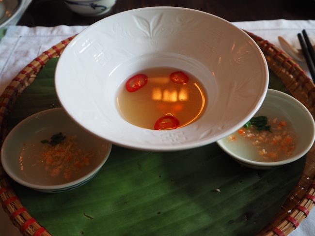 今回はランチコースを頼むことにしました。<br /><br />まず出てきたのはスープ。<br /><br />これまた上品なお味。<br /><br />器も可愛い！！