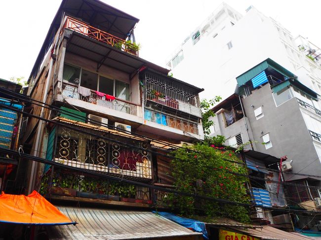 ハノイ旧市街の中心部に戻ってきました。<br /><br />街歩きが楽しいところだなあ。<br /><br />足が疲れるまでぐるぐる歩いても全然飽きないよ。